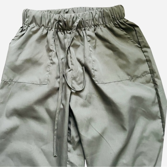 ASOS DESIGN casual parachute gray cargo pants M wide leg front pockets - Picture 3 of 9